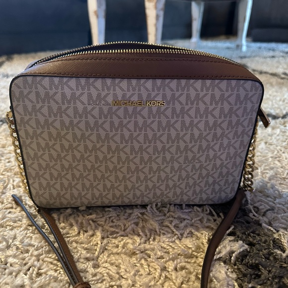 Micro Kors, camel and cream purse zip up with gold chain, - Picture 3 of 3